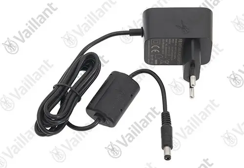 Vaillant Netzteil in Schwarz mit Kabel und Stecker. Gerät zur Stromversorgung, geeignet für bestimmte Vaillant Modelle. Klar erkennbare Anschlüsse und Schutzvorrichtungen.